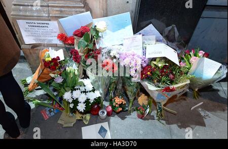 Tribute und Blumen bleiben während ein Kerzenlicht-Mahnwache vor der kubanischen Botschaft in Holborn, London, für ehemalige kubanische Staatschef Fidel Castro starb im Alter von 90. Stockfoto