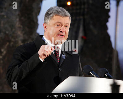 Kiew, Ukraine. 26. November 2016. Der ukrainische Präsident Petro Poroshenko während einer Gedenkfeier in der Nähe ein Denkmal für die Opfer der großen Hungersnot in Kiew, 26. November 2016. Ukrainer Kerzen, einen Tag der Erinnerung für die Opfer des Holodomor 1932-1933 zu markieren. Der Holodomor war eine vom Menschen verursachte Hungersnot provoziert durch sowjetischen Diktator Josef Stalin. Das Ergebnis war der Tod um mehr als 5 Millionen Ukrainer. Bildnachweis: Vladyslav Musiienko/Pacific Press/Alamy Live-Nachrichten Stockfoto