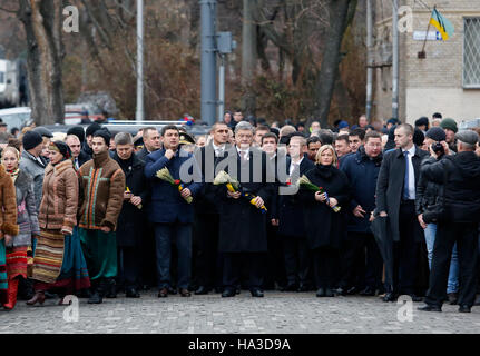 Kiew, Ukraine. 26. November 2016. Der ukrainische Präsident Petro Poroshenko während einer Gedenkfeier in der Nähe ein Denkmal für die Opfer der großen Hungersnot in Kiew, 26. November 2016. Ukrainer Kerzen, einen Tag der Erinnerung für die Opfer des Holodomor 1932-1933 zu markieren. Der Holodomor war eine vom Menschen verursachte Hungersnot provoziert durch sowjetischen Diktator Josef Stalin. Das Ergebnis war der Tod um mehr als 5 Millionen Ukrainer. Bildnachweis: Vladyslav Musiienko/Pacific Press/Alamy Live-Nachrichten Stockfoto