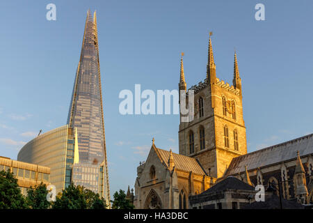 Southwark Cathedral und der Shard Wolkenkratzer, London, England Stockfoto
