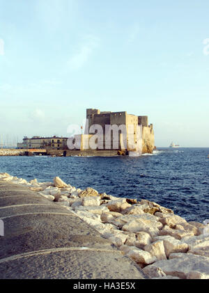 Küsten Blick auf Castel Ovo, Wahrzeichen in Mergellina, Neapel, Kampanien, Italien, Europa Stockfoto