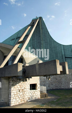 Kirche auf der Autobahn, "Chiesa sull'autostrada" San Giovanni Battista, erbaut zwischen 1960-1963 Stockfoto