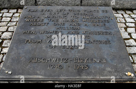 Gedenktafel in englischer Sprache im Museum Auschwitz-Birkenau in Oswiecim, Polen, Europa Stockfoto