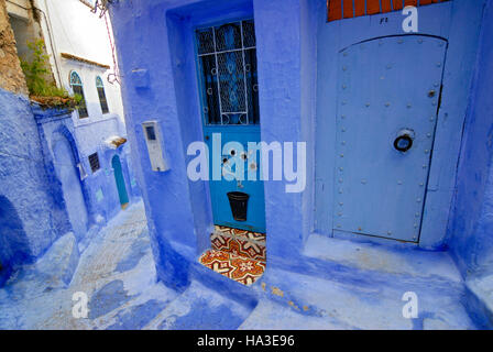 Schmale kurvenreiche Straße in Chefchaouen, Chaouen, Medina, Marokko, Nord Afria Stockfoto
