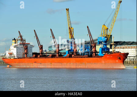 Ein Frachtschiff in der Tate and Lyle Fabrik am Ufer der Themse in East London, Vereinigtes Königreich, Europa Stockfoto