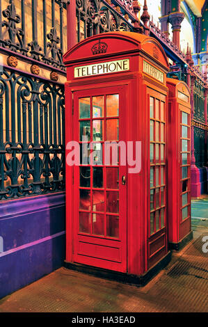 Ein paar rote Telefonzellen in Smithfield Fleisch Markt, London, Vereinigtes Königreich, Europa Stockfoto