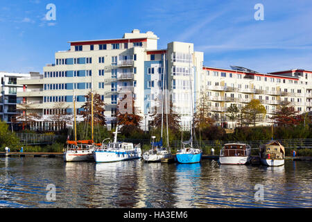 Moderne Wohnungen und Boote bei Hannover Quay, Bristol Harbourside, UK Stockfoto