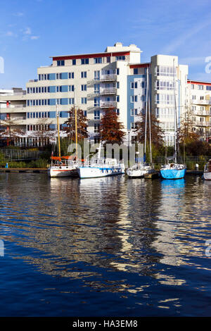 Moderne Wohnungen und Boote bei Hannover Quay, Bristol Harbourside, UK Stockfoto