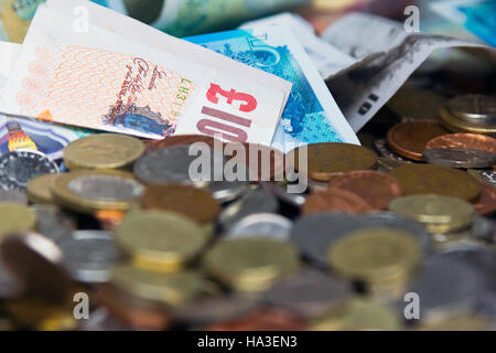 Haufen von Sterling Geld Stockfoto