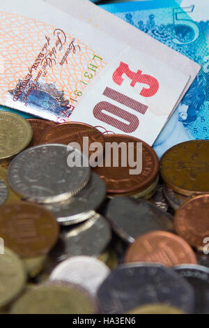 Haufen von Sterling Geld Stockfoto