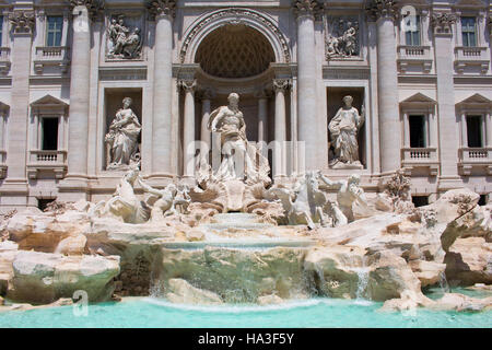 Sommer-Tag-Ansicht der Fontana Di Trevi in Rom. Aquädukt gespeist Rokoko-Brunnen, entworfen von Nicola Salvi & abgeschlossen im Jahre 1762, mit geschnitzten Figuren. Stockfoto