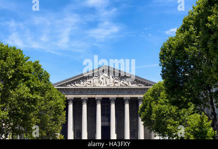Ansicht von Madeleine mit blauem Himmelshintergrund in Paris. Kirche & Konzert Veranstaltungsort abgeschlossen im Jahre 1842, als ein Pantheon zu Ehren Napoleons Armeen konzipiert. Stockfoto
