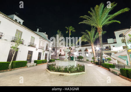 MIJAS, Spanien - 30.April: Mijas Dorf in der Nacht vom 30. April 2014. Mijas ist eine berühmte touristische Stadt an der Costa Del Sol. Stockfoto