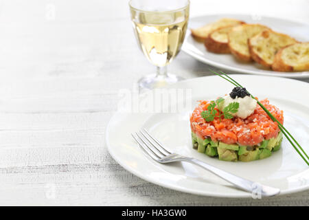 Lachstartar mit Avocado und Kaviar Stockfoto