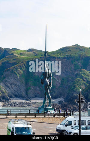 "Wahrheit" eine 20 Meter hohe Stahl und Bronze Statue von Damien Hirst steht auf dem Pier in Ilfracombe in Devon, England, UK Stockfoto