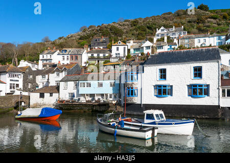 Fischerboote liegen im Hafen von polperro, cornwall, england, uk Stockfoto