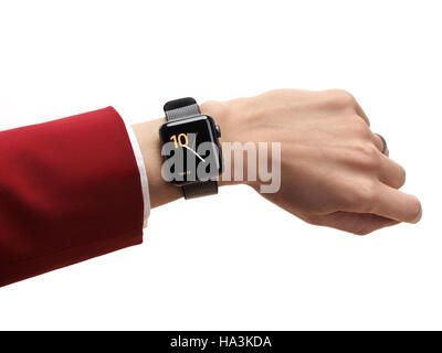 Frau Hand mit Apple Watch Serie 2 Smartwatch an ihrem Handgelenk isoliert auf weißem Hintergrund Stockfoto