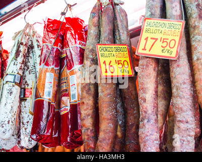 Wurst zum Verkauf auf Markt Stockfoto