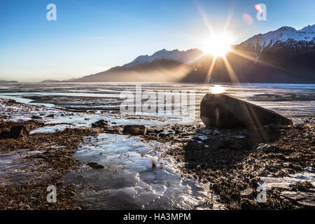 Sonnenuntergang am Chilkat River Mündung Strände in der Nähe von Haines Alaska mit Eis im frühen Winter. Stockfoto