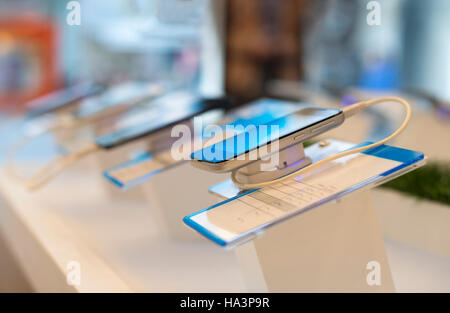 Smartphones in einem Geschäft. Kaufen Sie Smartphone. Telekommunikation-Shop. Vitrine mit Handys Stockfoto