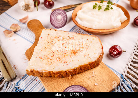 Schmalz auf hausgemachtes Brot mit Paprikapulver Stockfoto