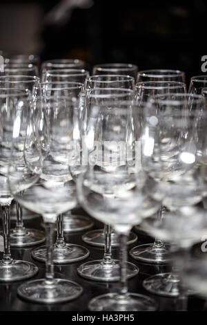 Viele Gläser für einen Wein an der Bar leeren Tisch Stockfoto