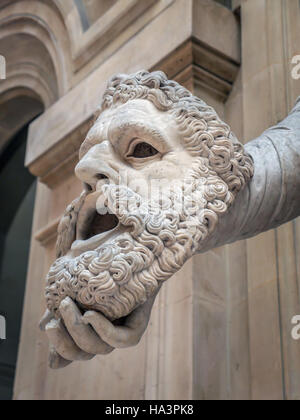 Nahaufnahme der tragischen Maske statt meine Muse Melpomene. Marmor-Kunstwerk, Louvre Museum Stockfoto
