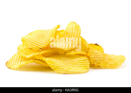 Haufen von Kartoffel-Chips, die isoliert auf weißem Hintergrund Stockfoto