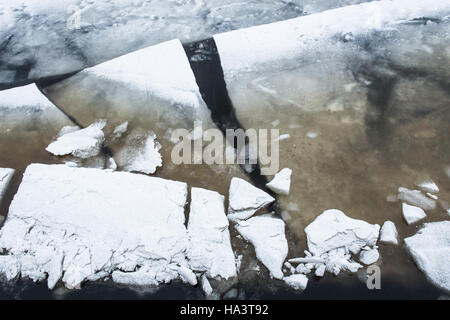 Eisschollen bedeckt Neuschnee am Fluss, großaufnahme Textur Stockfoto