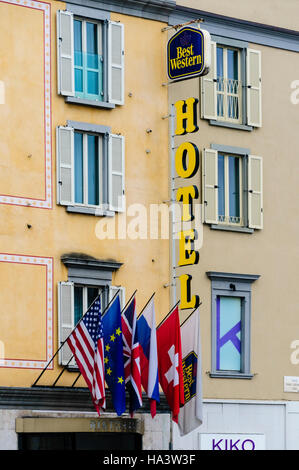 Best Western Hotel in Bergamo, mit USA, EU, UK, und nationale italienische Flaggen. Stockfoto