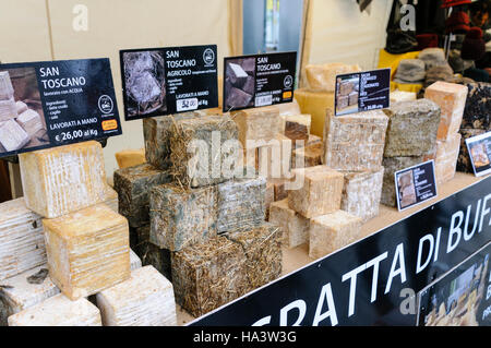 Italienische Käsesorten zum Verkauf an einem Marktstand. Stockfoto