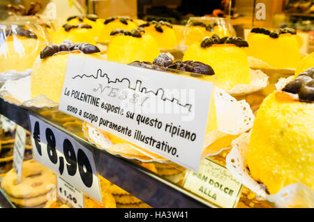 Polenta in eine Bäckerei mit einem Schild mit der Aufschrift diejenigen auf dem Display zu verkaufen sind nur zu Illustrationszwecken Citta Alta, Bergamo, Italien Stockfoto