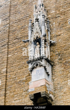 Statuen und kunstvollen Steinmetzarbeiten an der Vorderseite der Basilica di Santa Maria Maggiore, Citta Alta, Bergamo, Italien Stockfoto