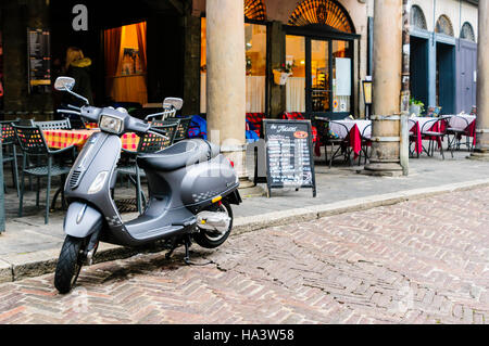 Vespa-Roller geparkt vor einem Restaurant, Citta Alta, Bergamo, Italien Stockfoto