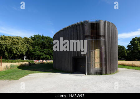 Berlin. Deutschland. Kapelle der Versöhnung an der Bernauer Straße ist Bestandteil der Geschichtsmeile Berliner Mauer. Stockfoto