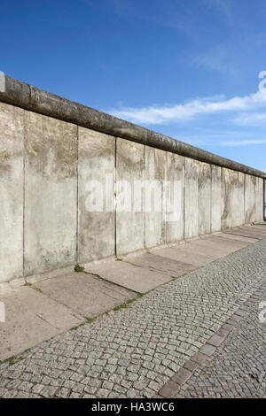 Berlin. Deutschland. Erhaltene Abschnitt der Berliner Mauer an der Bernauer Straße ist Bestandteil der Geschichtsmeile Berliner Mauer. Stockfoto