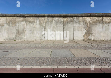 Berlin. Deutschland. Erhaltene Abschnitt der Berliner Mauer an der Bernauer Straße ist Bestandteil der Geschichtsmeile Berliner Mauer. Stockfoto