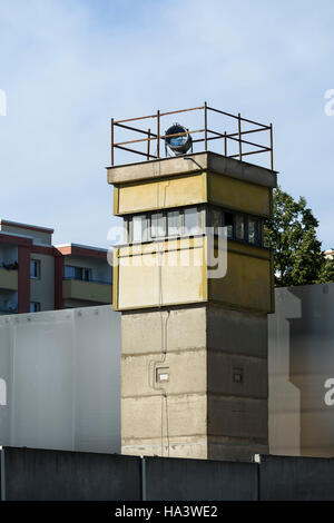 Berlin. Deutschland. Watchtower (Typ BT-9) auf die Mauergedenkstätte Bernauer Straße Teil. Bestandteil der Geschichtsmeile Berliner Mauer. Stockfoto