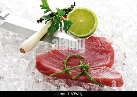 Thunfisch Filet, Zitronengras, grünem Pfeffer, Algen und Kalk Stockfoto