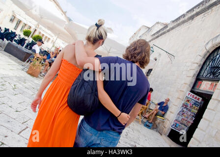 Junges Paar Arm in Arm, zu Fuß durch Hvar, Damatia, Kroatien, Europa Stockfoto