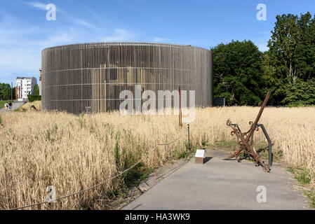 Berlin. Deutschland. Kapelle der Versöhnung und das ursprüngliche Kreuz, das von der Turmspitze der Versöhnungskirche während es fiel ist Abriss im Jahr 1985 Stockfoto