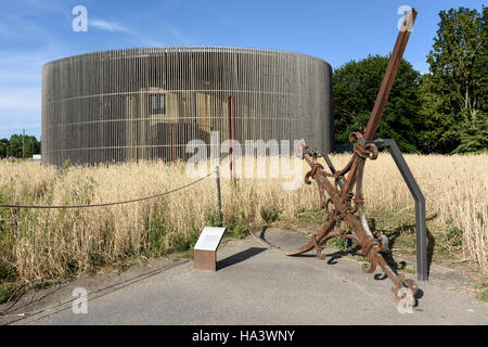 Berlin. Deutschland. Kapelle der Versöhnung und das ursprüngliche Kreuz, das von der Turmspitze der Versöhnungskirche während es fiel ist Abriss im Jahr 1985 Stockfoto