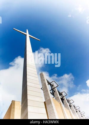 Kreuz und Glockenturm, San Pio da Pietrelcina oder Wallfahrtskirche Padre Pio, Architekt Renzo Piano, in San Giovanni Rotondo, Foggia Stockfoto