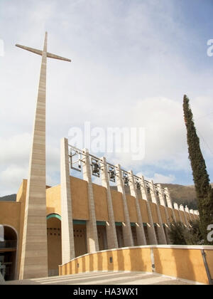 Kreuz und Glockenturm, San Pio da Pietrelcina oder Wallfahrtskirche Padre Pio, Architekt Renzo Piano, in San Giovanni Rotondo, Foggia Stockfoto