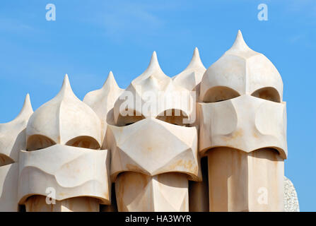 Krieger-wie Schornsteine auf der Dachterrasse der Casa Milá, La Pedrera, Wohnhaus von katalanischen Architekten Antoni Gaudi auf Stockfoto