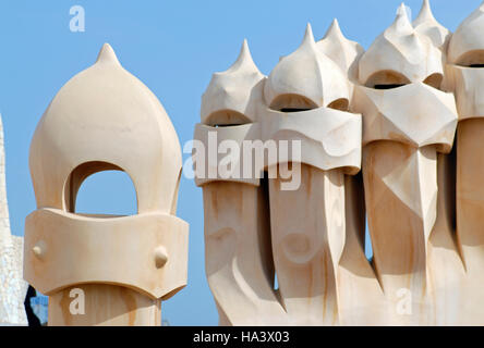 Krieger-wie Schornsteine auf der Dachterrasse der Casa Milá, La Pedrera, Wohnhaus von katalanischen Architekten Antoni Gaudi auf Stockfoto