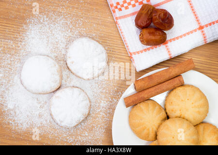 Eid El Fitr Cookies - Kahk el Eid, Termine auf Serviette über Holztisch Stockfoto