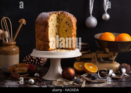 Panettone. Traditionelle italienische Weihnachtskuchen mit orange, kandierte Früchte, Rosinen und Zimt. Stockfoto