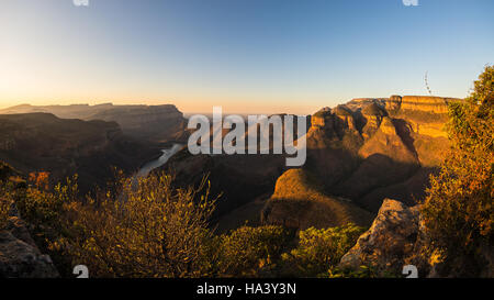 Blyde River Canyon, berühmte Reiseziel in Südafrika. Letzten Sonnenlicht auf den Bergkämmen. Ultra-Weitwinkel-Ansicht von oben. Stockfoto