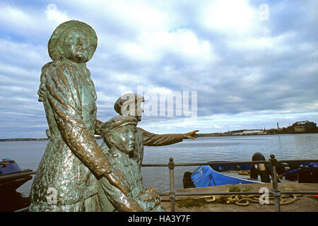 Bronzestatuen von Annie Moore und ihre Brüder, Cobh Hafen (Queenstown), County Cork, Irland, Europa Stockfoto